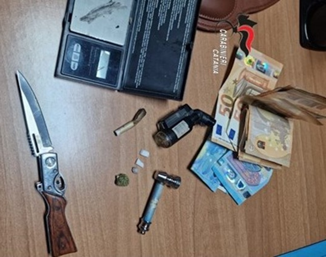 Controllo nella notte: 36enne fermato in via Barriera del Bosco con coltello, droga e bilancino