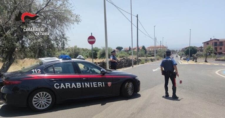 Nascondono la cocaina nel pacchetto di sigarette e fuggono all’alt: un arresto a Licodia