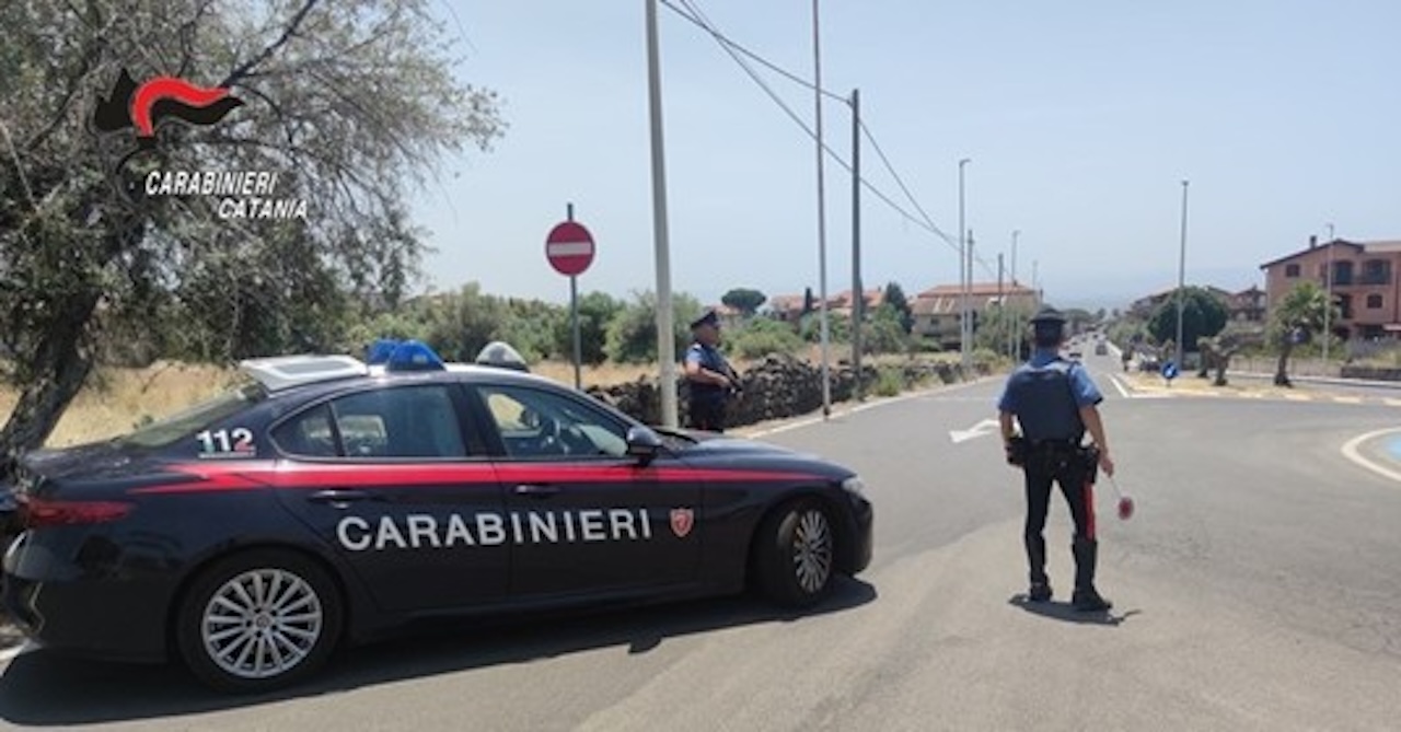 Nascondono la cocaina nel pacchetto di sigarette e fuggono all’alt: un arresto a Licodia