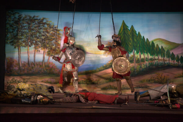 Librino, il teatro dei pupi conquista famiglie e bambini: successo per “Le imprese di Orlando per amore di Angelica”