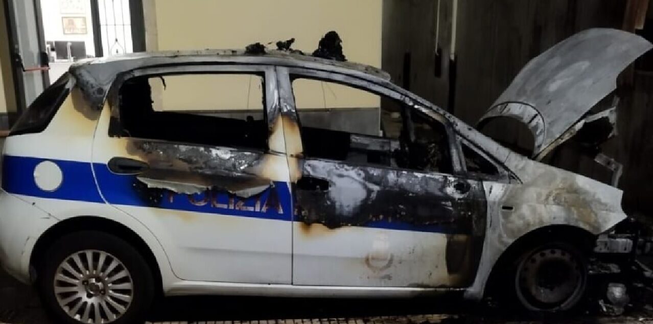 Notte di fuoco a Santa Venerina, in fiamme auto della Polizia Municipale. Si indaga per un possibile atto intimidatorio