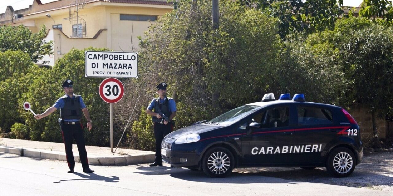 Trapani, tenta di sparare al nipote ma la pistola si inceppa: in manette 77enne