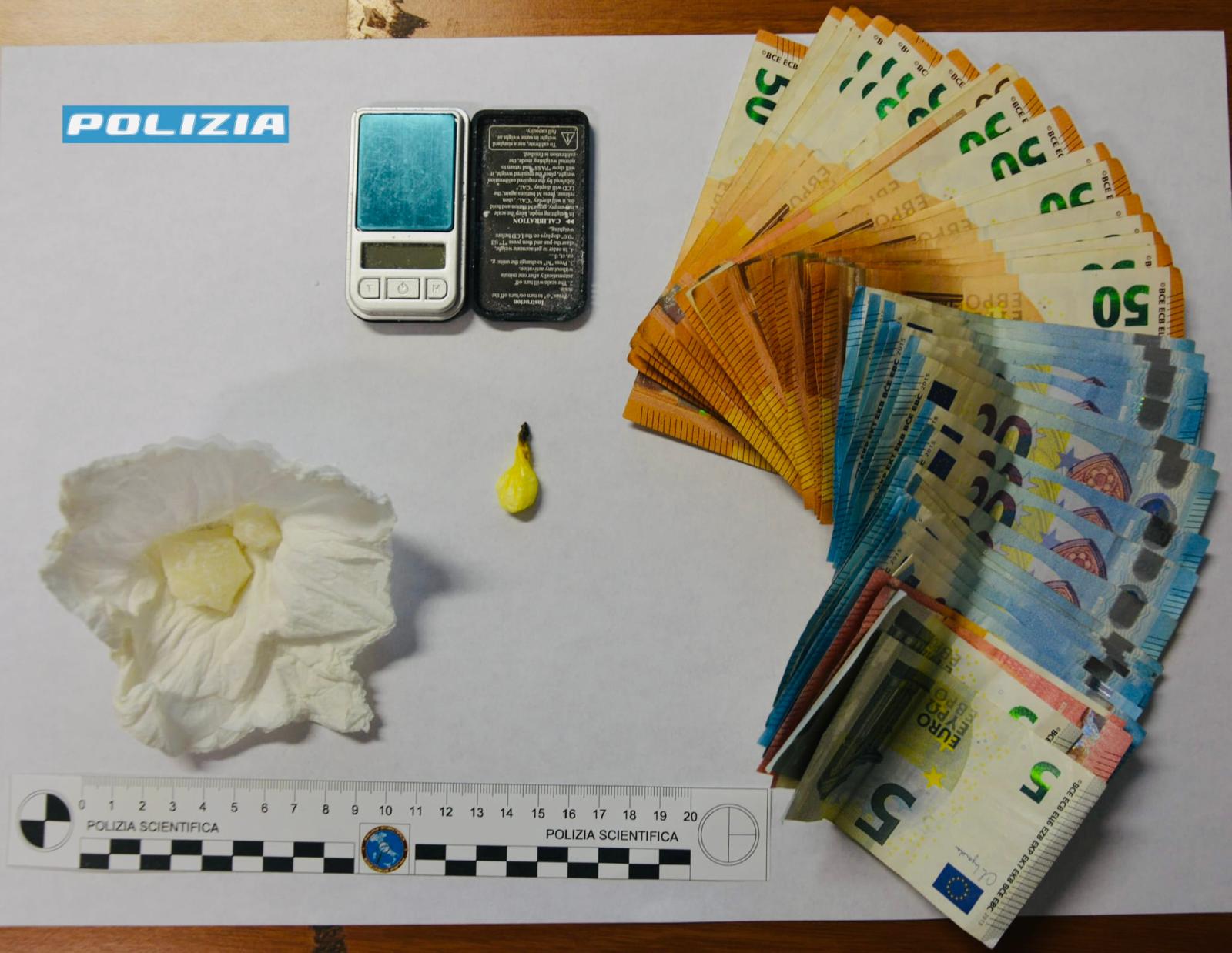 Ragusa, droga nascosta in casa nonostante i domiciliari: arrestato 24enne trovato con crack e soldi contanti