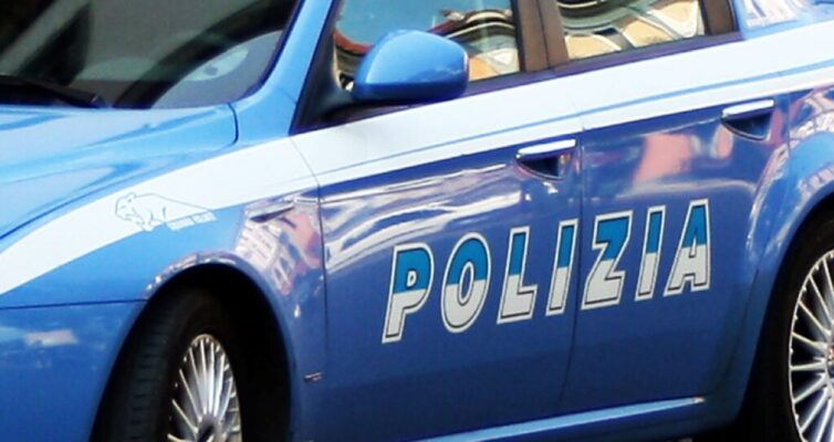 Palermo, studentessa disabile molestata e derubata