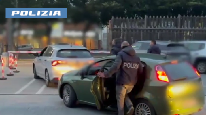 Rapinano un corriere per rubare sigarette: due arresti a Catania