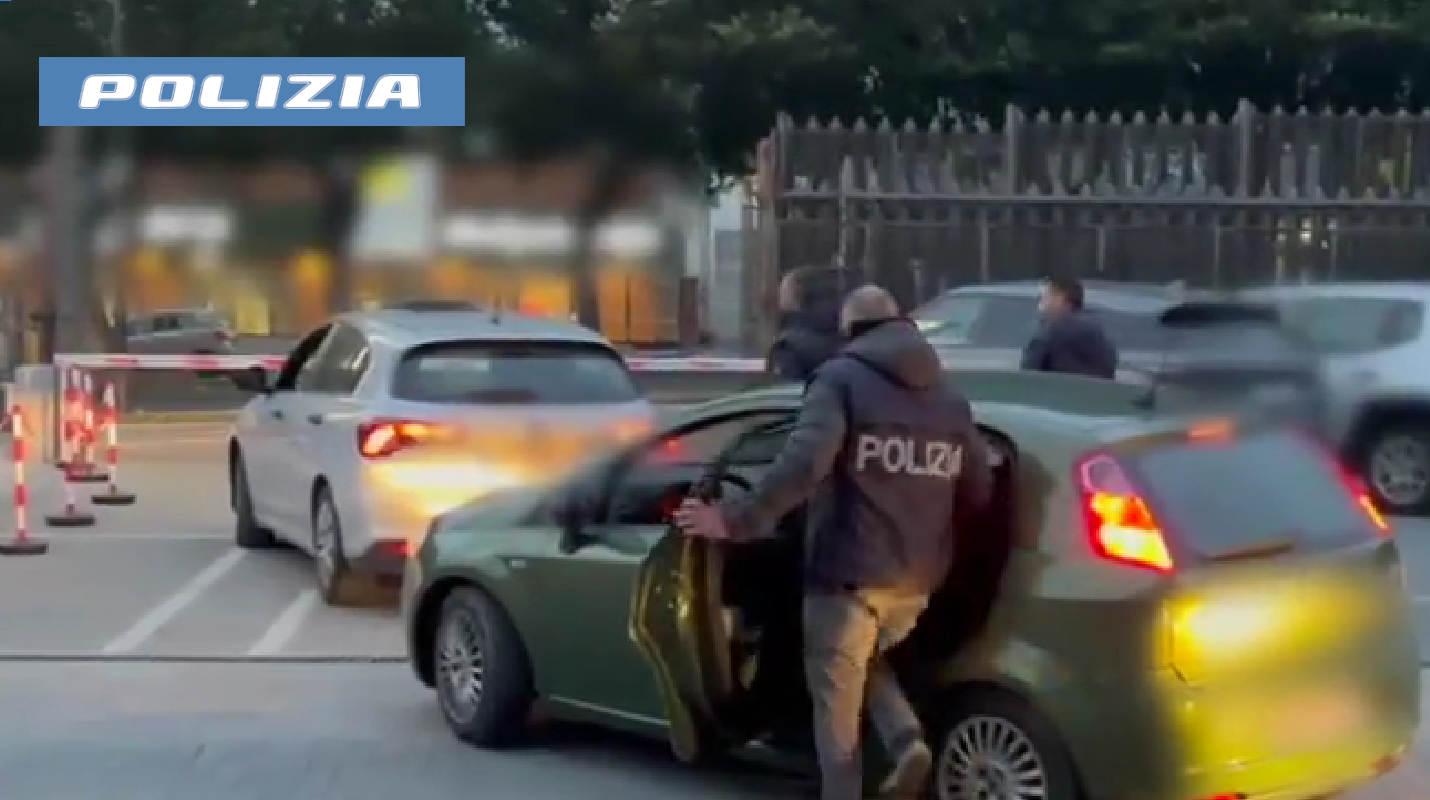 Rapinano un corriere per rubare sigarette: due arresti a Catania