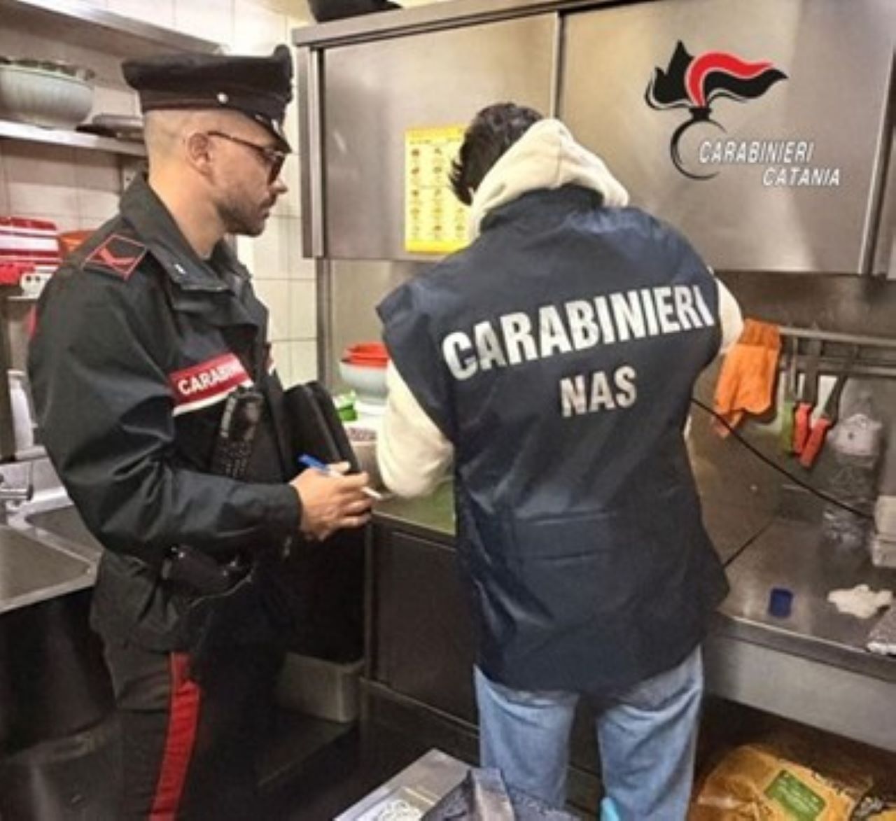 Nas a Randazzo, alimenti scaduti e privi di tracciabilità in due attività della zona