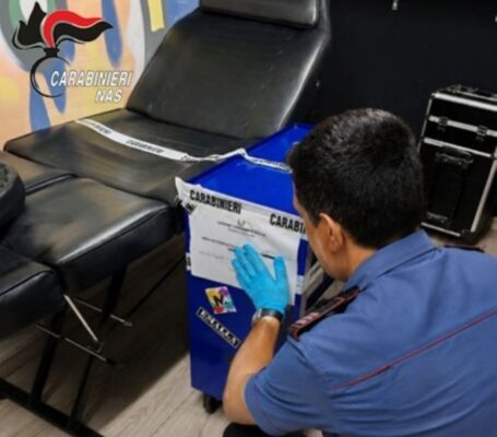 Riposto, controlli igienico-sanitari: scoperta attività di tatuatore abusiva e con droga in negozio