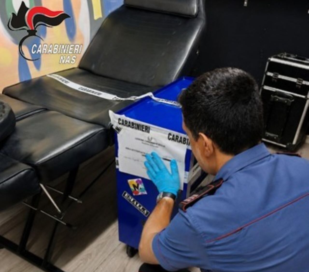 Riposto, controlli igienico-sanitari: scoperta attività di tatuatore abusiva e con droga in negozio