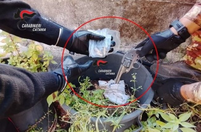 Droga e pistola in un garage: blitz dei carabinieri a Riposto, un arresto e una denuncia