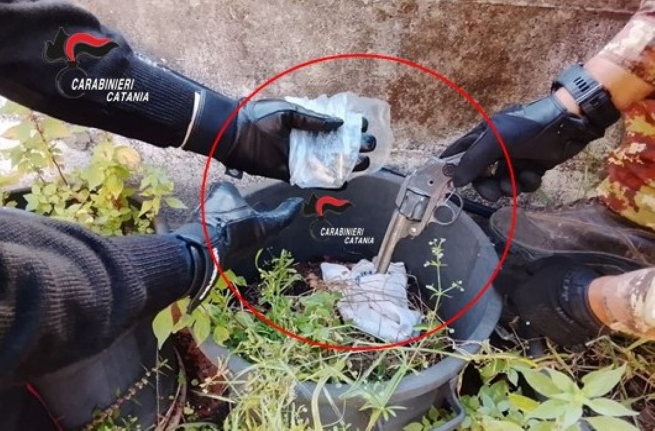 Droga e pistola in un garage: blitz dei carabinieri a Riposto, un arresto e una denuncia