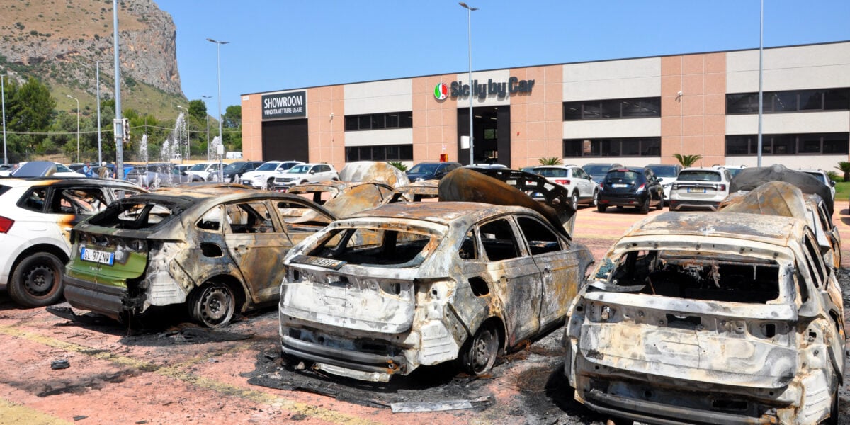Carini, sit-in di solidarietà dopo il rogo alla Sicily by Car: “Non sono soli”