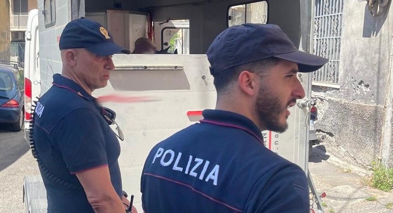 Pony usati per gare clandestine nascosti in un immobile pericolante di San Cristoforo – VIDEO