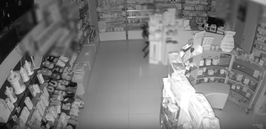 Spaccata in farmacia con l’auto usata come ariete: identificati e denunciati due ladri seriali nel Catanese