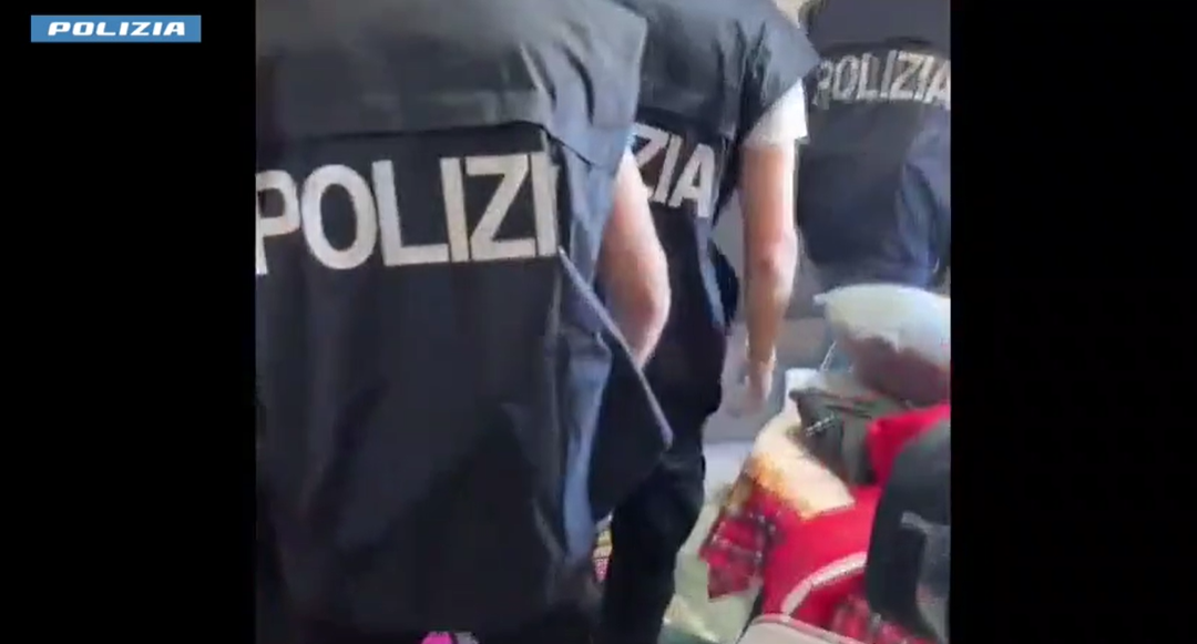 Siracusa, scoperto deposito della droga in casa: sequestrati 18 chili di hashish nascosti nel divano