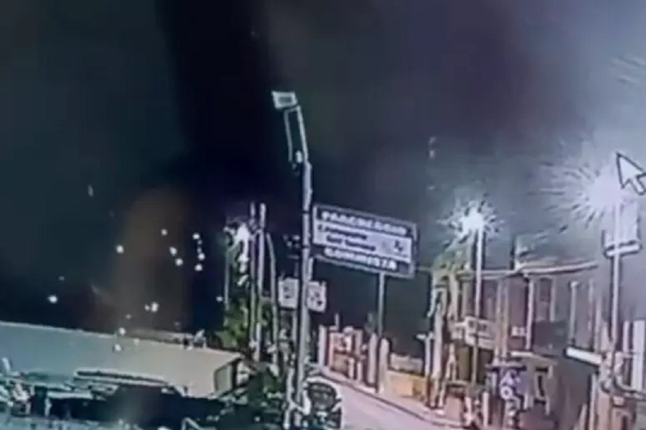 Sparatoria a Palermo contro un’autorimessa, c’è un video che mostra un uomo con un kalashinkov