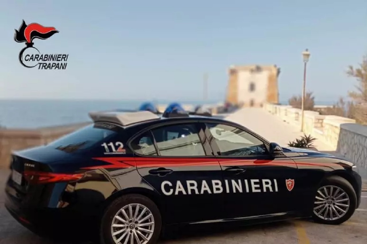 Undicenne tenta di accoltellare un docente e riprende l’aggressione con il cellulare