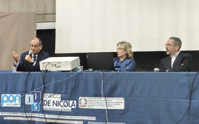L’ex Ministro Tria incontra gli studenti dell’ITET “De Nicola” di San Giovanni La Punta: l’economia spiegata dai protagonisti