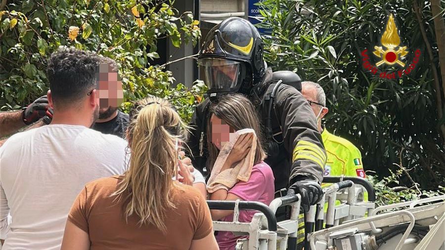 Catania, incendio in un palazzo di Librino: evacuati i residenti, 5 in ospedale