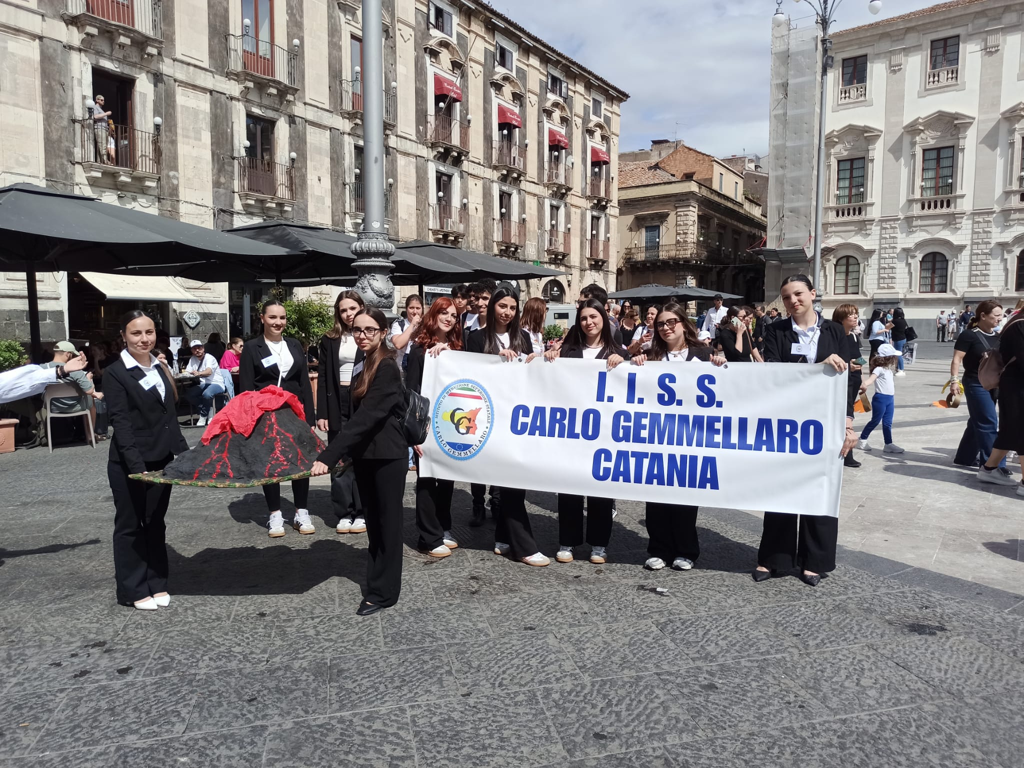 Il folklore siciliano conquista gli studenti del Gemmellaro: grande successo per il progetto “Non solo Mizzica”