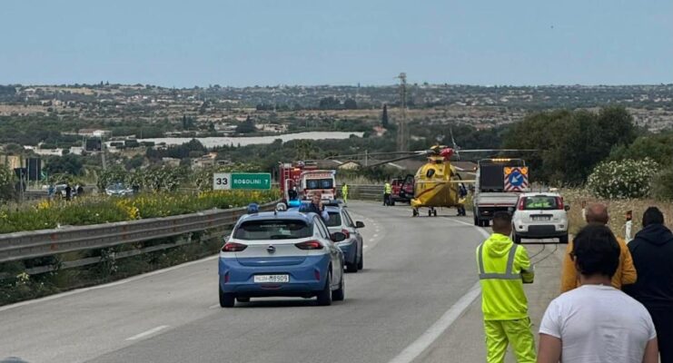 Incidente lungo la A18: 42enne finisce contro il guardrail