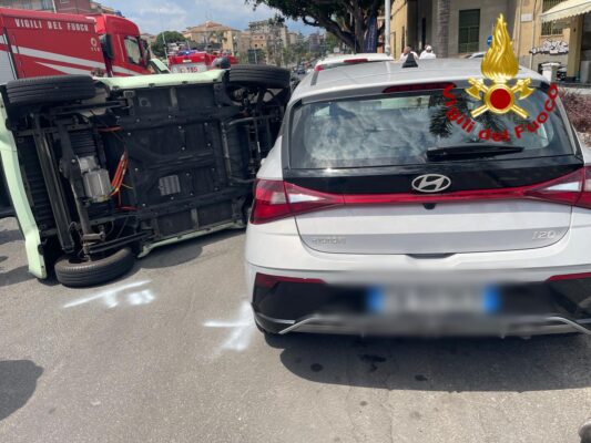Catania, incidente autonomo con una mini auto elettrica: giovane rimane incastrata nell’abitacolo