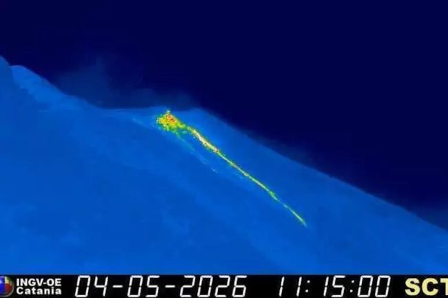 Stromboli, registrata attività di “spattering” e colata da area craterica Nord