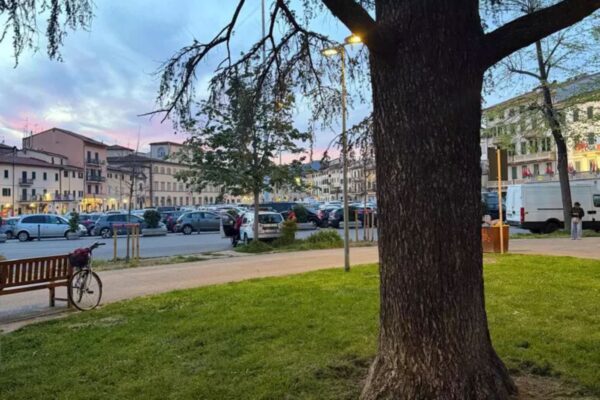Difende una collega da una molestia e viene accoltellato: grave un 23enne