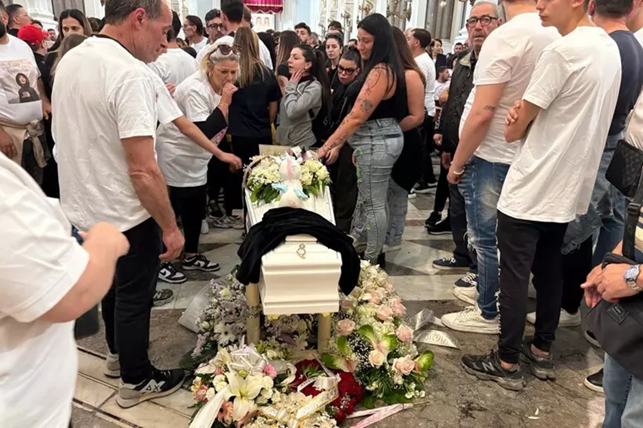 Palermo piange la piccola Alessia: la bara bianca accolta in Cattedrale tra cori ultras e bandiere rosanero