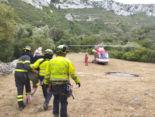 Cavagrande del Cassibile, donna olandese soccorsa dai Vigili del Fuoco: recuperata con l’elicottero “Drago 142”