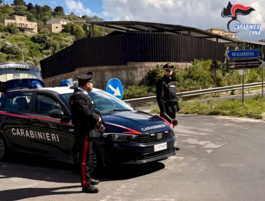 Finto carabiniere tenta di truffare un’anziana: bloccato dai veri militari a Valguarnera