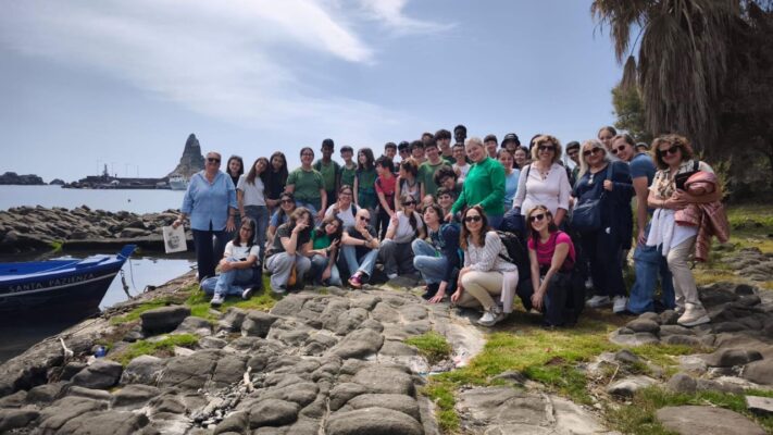 Gli studenti dell’I.C.S. “I. Calvino” esplorano il territorio di Acitrezza: didattica innovativa tra osservazione e realtà