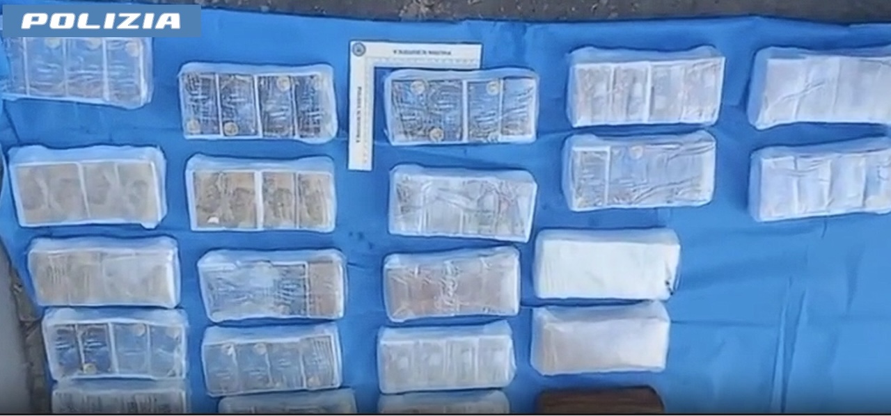 Catania, droga dalla Calabria nascosta nelle auto: sequestrati quasi 28 chili tra cocaina e hashish