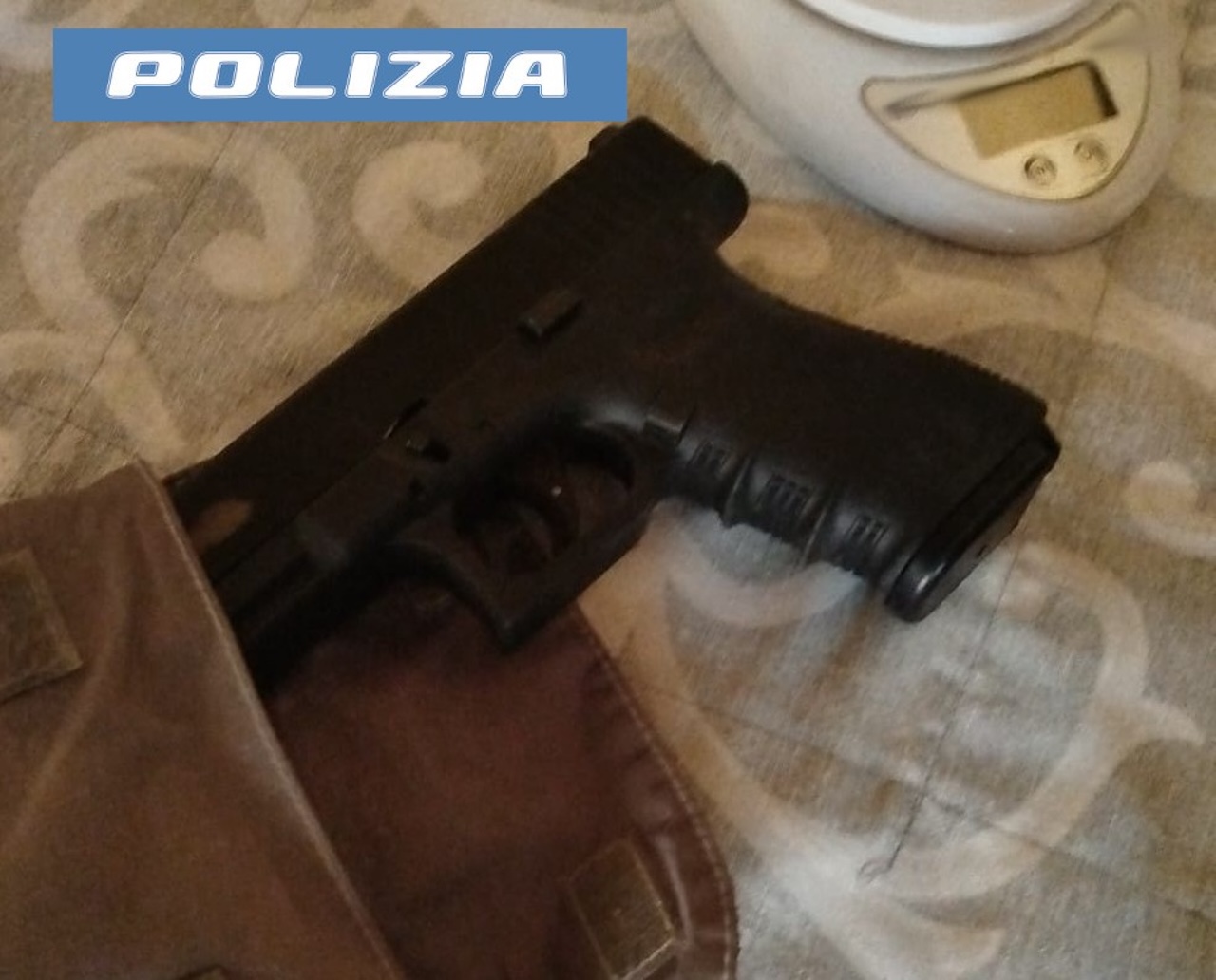 Catanese con droga nella friggitrice e pistola in cucina: arrestato