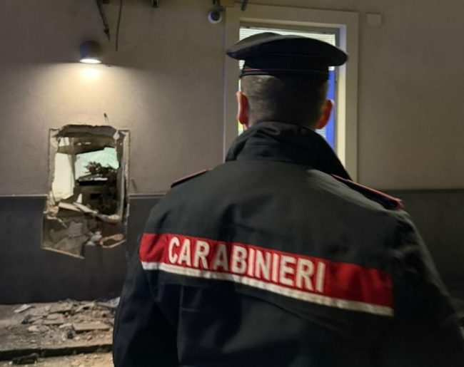 Assalto al bancomat delle Poste di Ficarazzi con esplosivo: danni allo stabile ma bottino fallito
