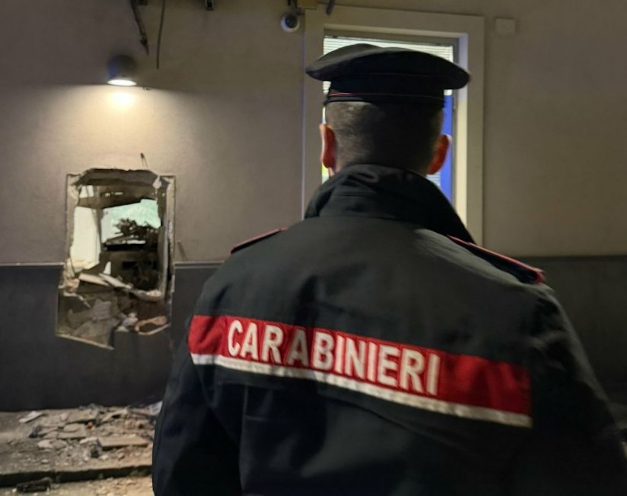 Assalto al bancomat delle Poste di Ficarazzi con esplosivo: danni allo stabile ma bottino fallito