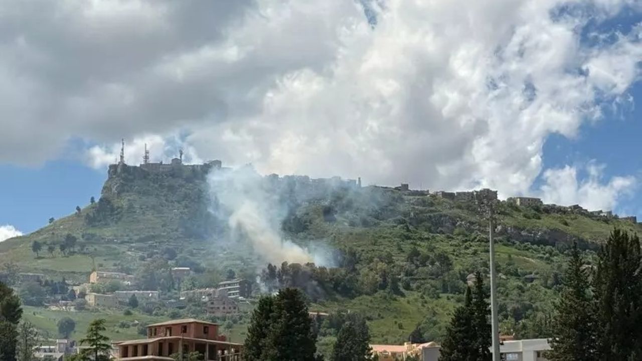 Incendio a Enna bassa, chiusa la strada per Pergusa