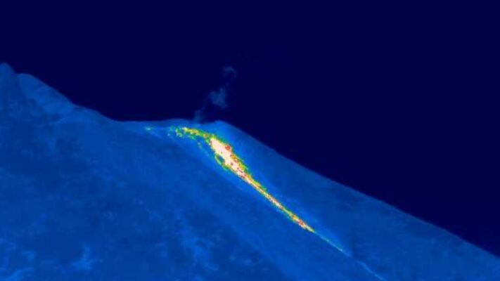 Stromboli, nuovo flusso lavico nella Sciara del Fuoco
