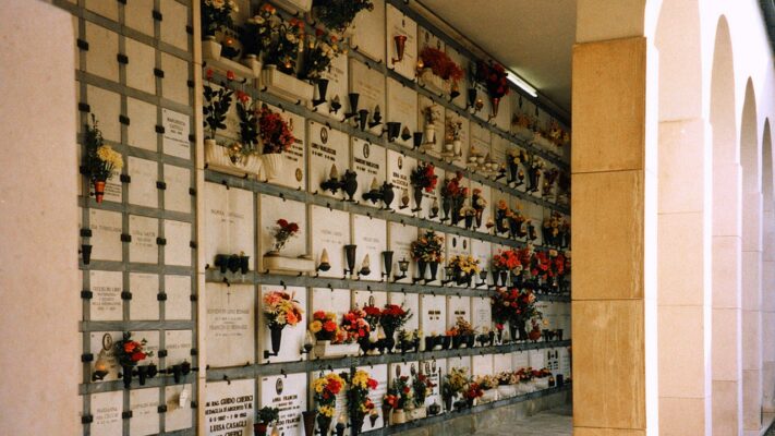 Denunciata ladra di fiori nel Ragusano, la donna rubava dai loculi del cimitero