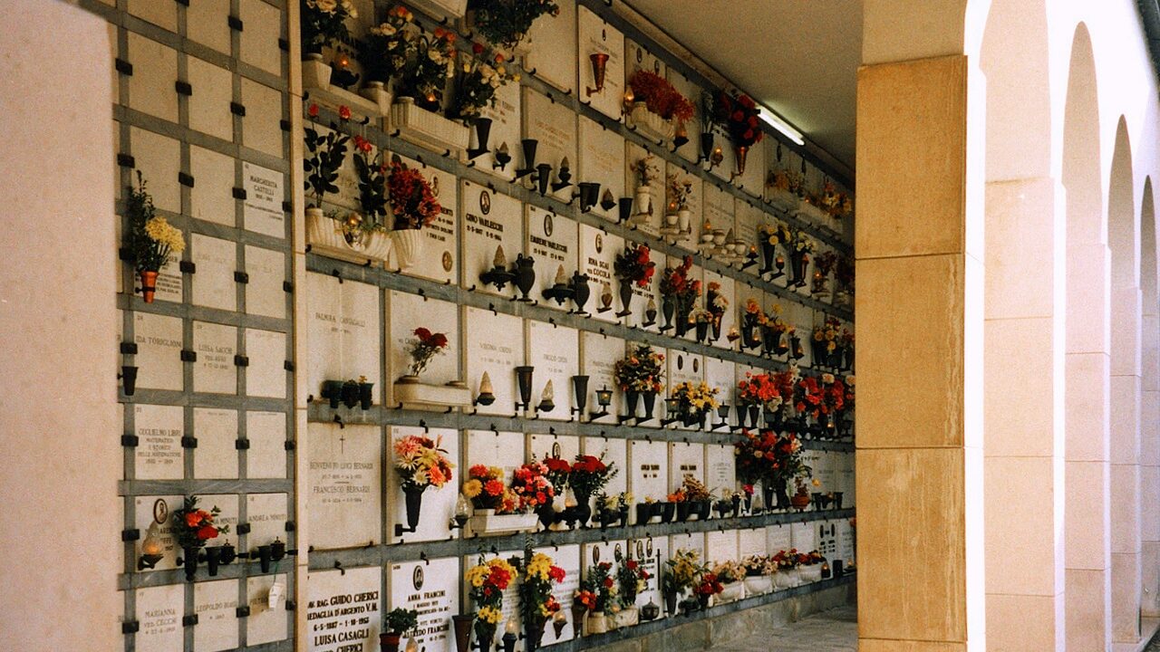 Denunciata ladra di fiori nel Ragusano, la donna rubava dai loculi del cimitero