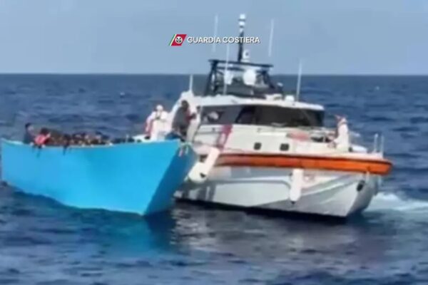 Lampedusa, nell’hotspot restano la mamma e la sorellina della neonata morta di ipotermia