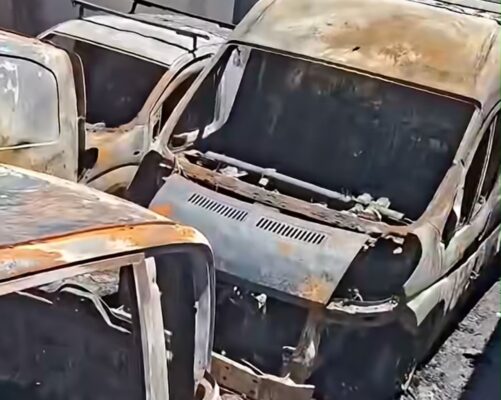 Incendio distrugge quattro furgoni al Cep: indagini su un possibile atto intimidatorio