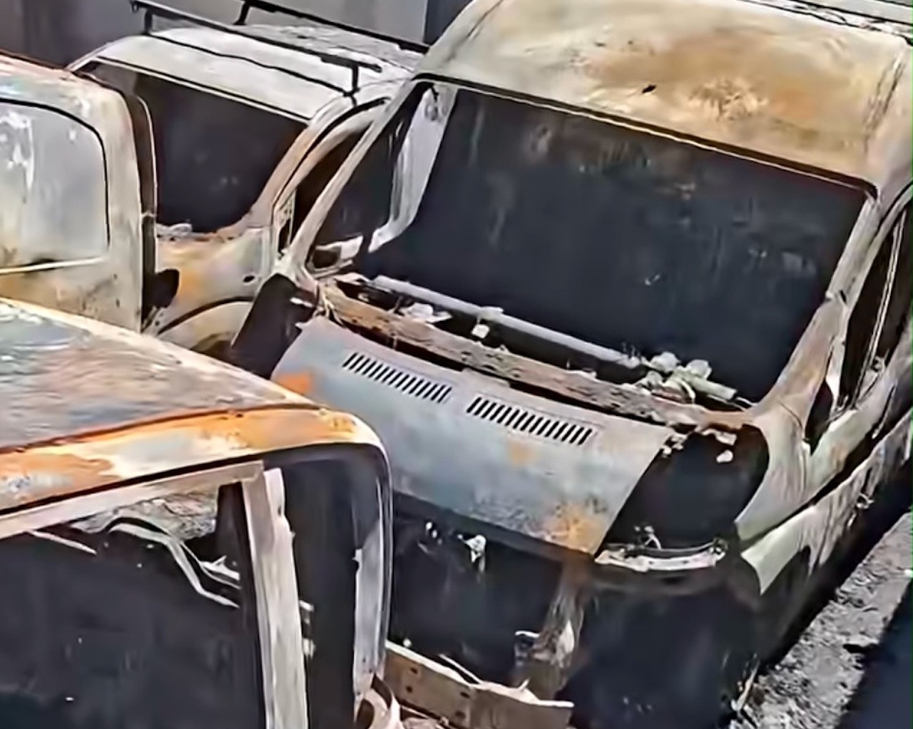Incendio distrugge quattro furgoni al Cep: indagini su un possibile atto intimidatorio