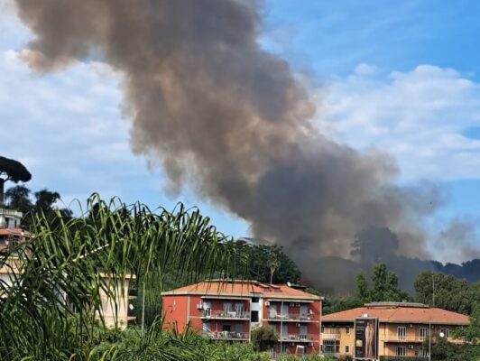 Catania, l’alta nube di fumo nero sopra il cielo di via del Bosco: in fiamme la Timpa di Leucatia