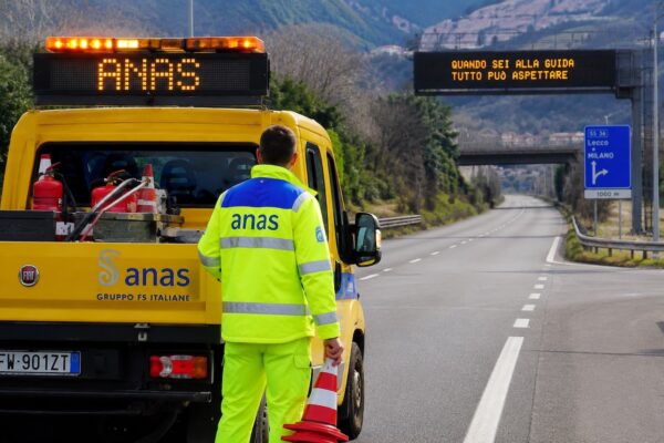Camion si ribalta sulla Statale 514, strada chiusa in entrambe le direzioni nel Catanese