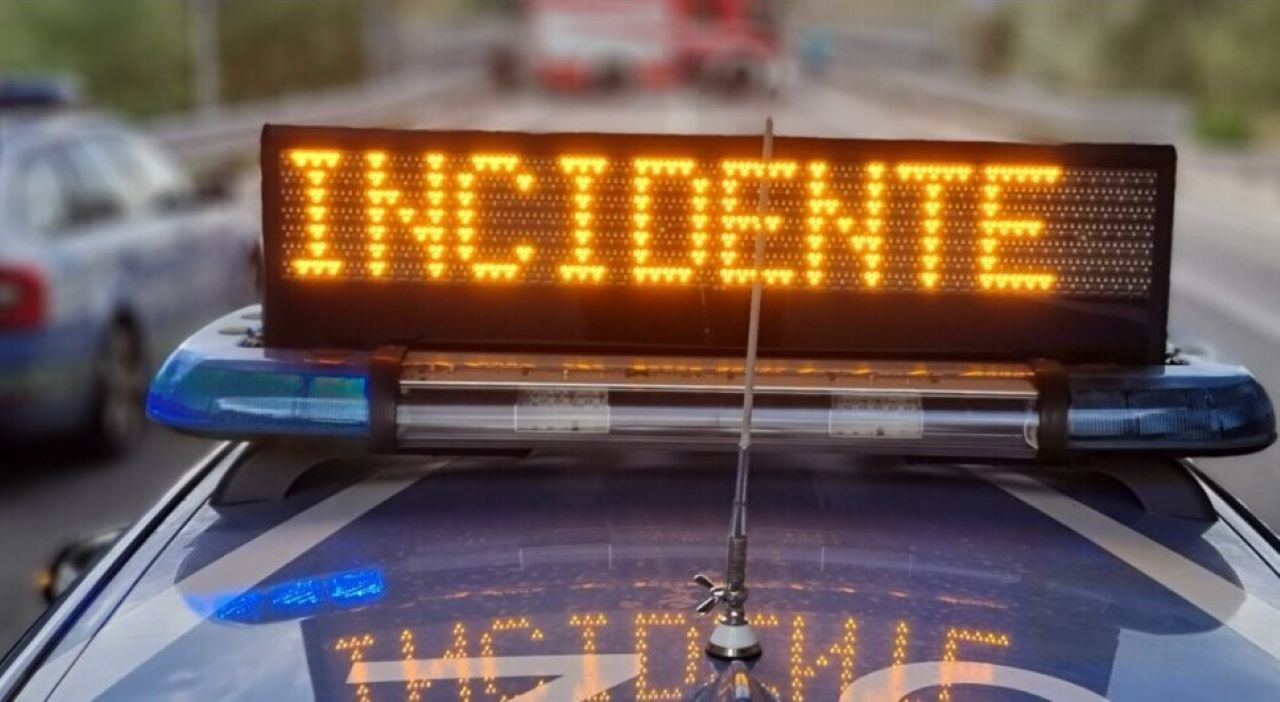 Incidente sulla SS417, scontro tra un camion e tre auto: strada chiusa in entrambe le direzioni