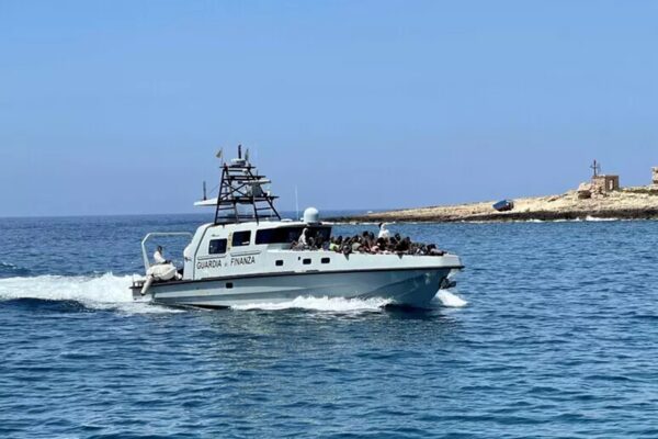 Tragedia a Lampedusa, neonata muore per ipotermia subito dopo lo sbarco