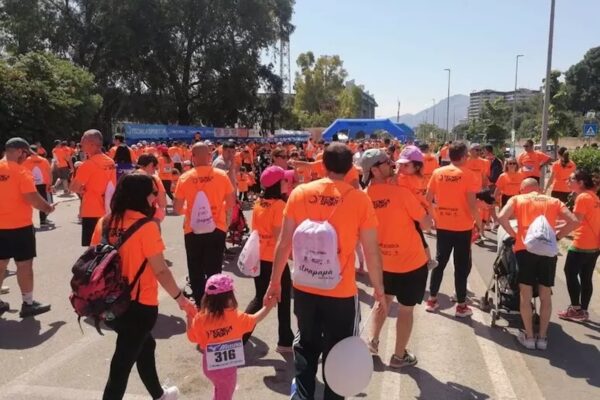 Palermo si colora d’arancione per la Strapapà: oltre 6mila partecipanti tra famiglie e bambini