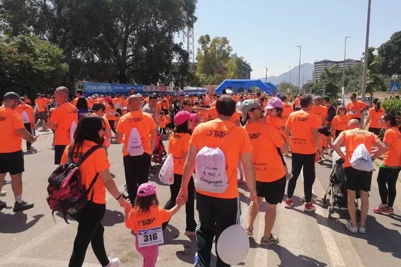 Palermo si colora d’arancione per la Strapapà: oltre 6mila partecipanti tra famiglie e bambini
