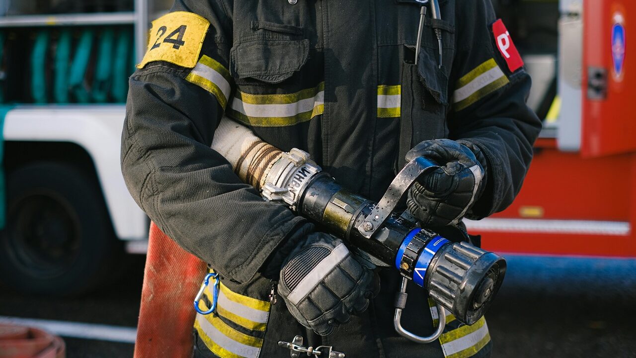 Incendio in una zona residenziale di Palermo: a fuoco un garage